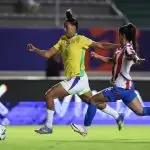 Jogadoras disputam a bola no jogo Paraguai 1 x 4 Brasil, pela 4ª rodada do Grupo B da Copa América Feminina 2025. Foto: Lívia Villas Boas/CBF