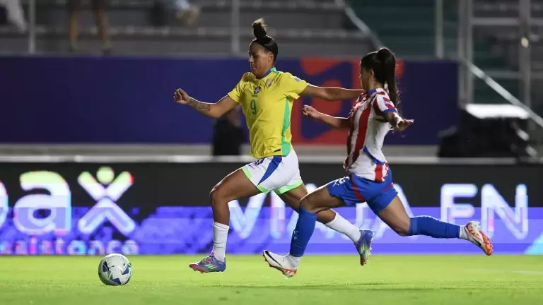 Jogadoras disputam a bola no jogo Paraguai 1 x 4 Brasil, pela 4ª rodada do Grupo B da Copa América Feminina 2025. Foto: Lívia Villas Boas/CBF