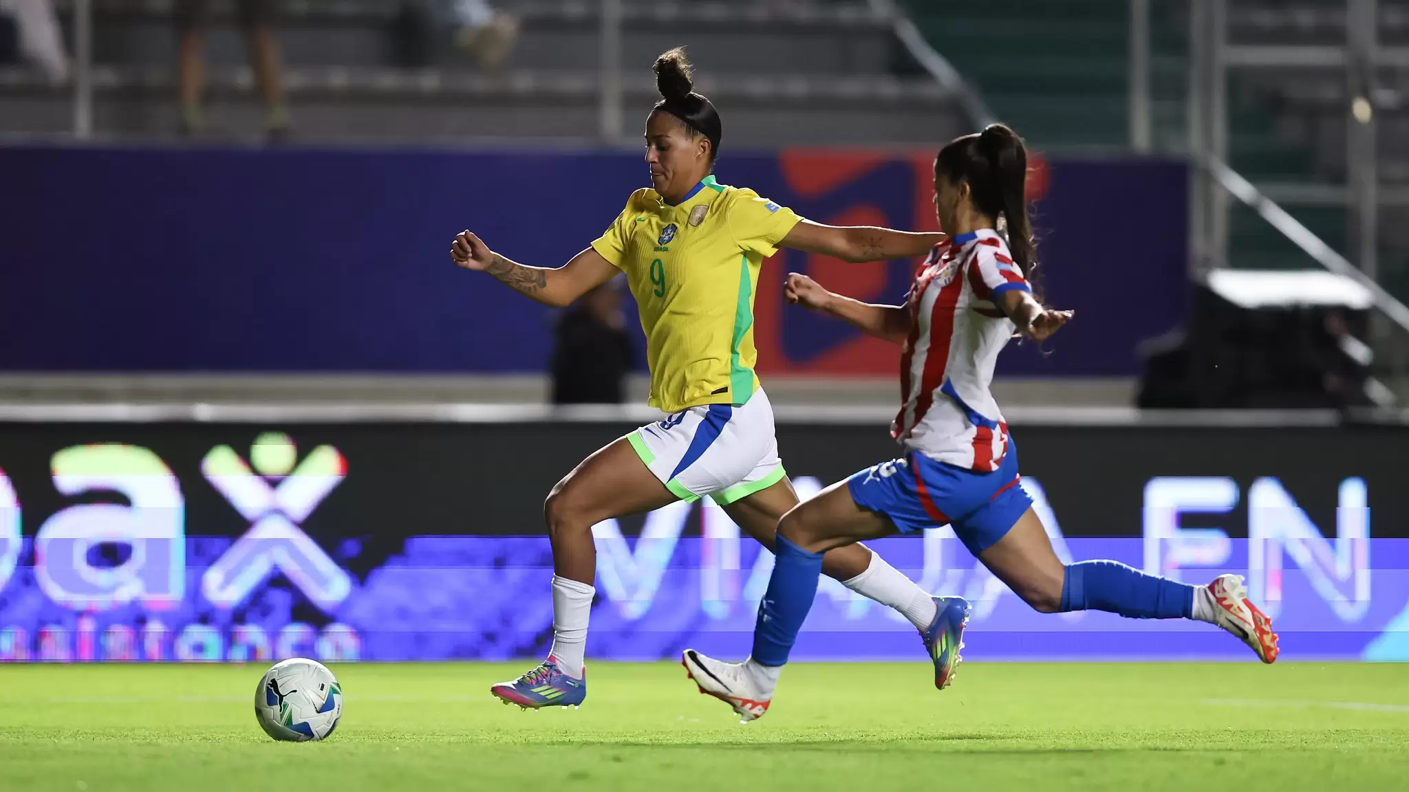 Jogadoras disputam a bola no jogo Paraguai 1 x 4 Brasil, pela 4ª rodada do Grupo B da Copa América Feminina 2025. Foto: Lívia Villas Boas/CBF