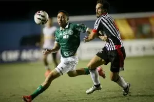 Jogadores disputam a bola em Anápolis 2 x 0 Guarani, pela 13ª rodada da Série C 2025. Foto: Raphael Silvestre/Guarani FC