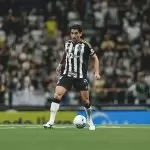 Junior Alonso, defensor do Atlético-MG, durante jogo contra o Atlético Bucaramanga, pelos playoffs da Sul-Americana 2025. Foto: Reprodução/Atléti