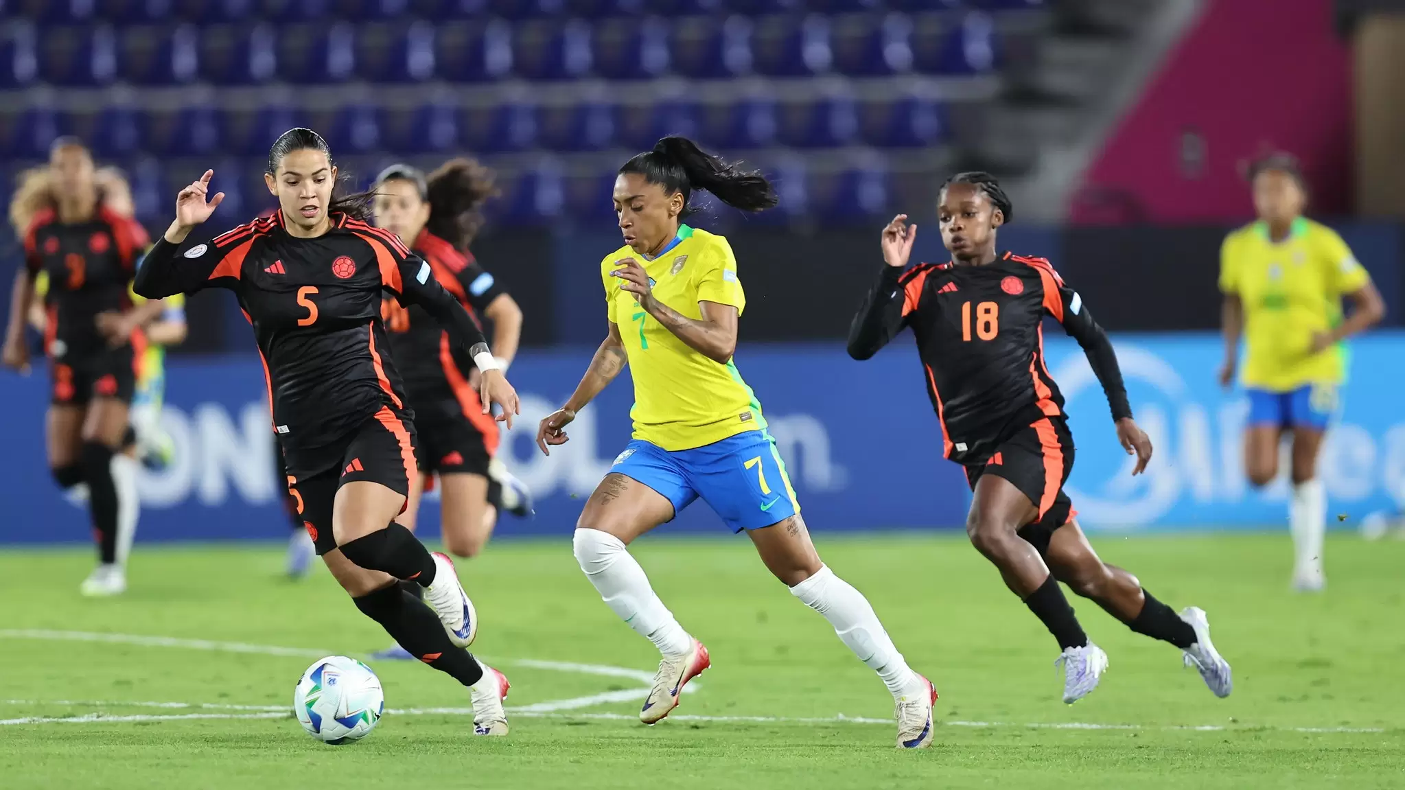 Jogadoras disputam a bola no jogo Brasil 0 x 0 Colômbia, pela 5ª rodada do Grupo B da Copa América Feminina 2025. Foto: Lívia Villas Boas/CBF