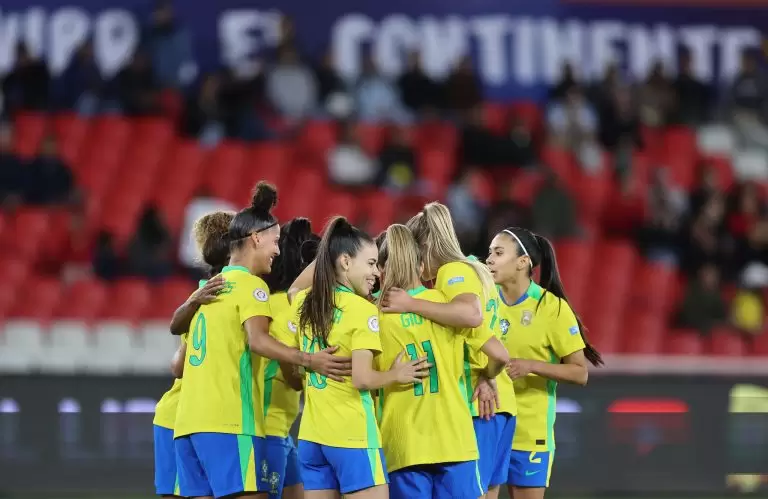 Jogadoras do Brasil comemoram gol durante jogo pela semifinal da Copa América Feminina 2025, contra o Uruguai, que terminou em 5 a 1. Foto: Lívia Vi
