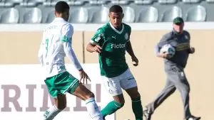 Jogadores disputam a bola no jogo Palmeiras 3 x 1 Juventude, pelas quartas de final do Brasileirão Sub-20 2025. Foto: Fabio Menotti/Palmeiras