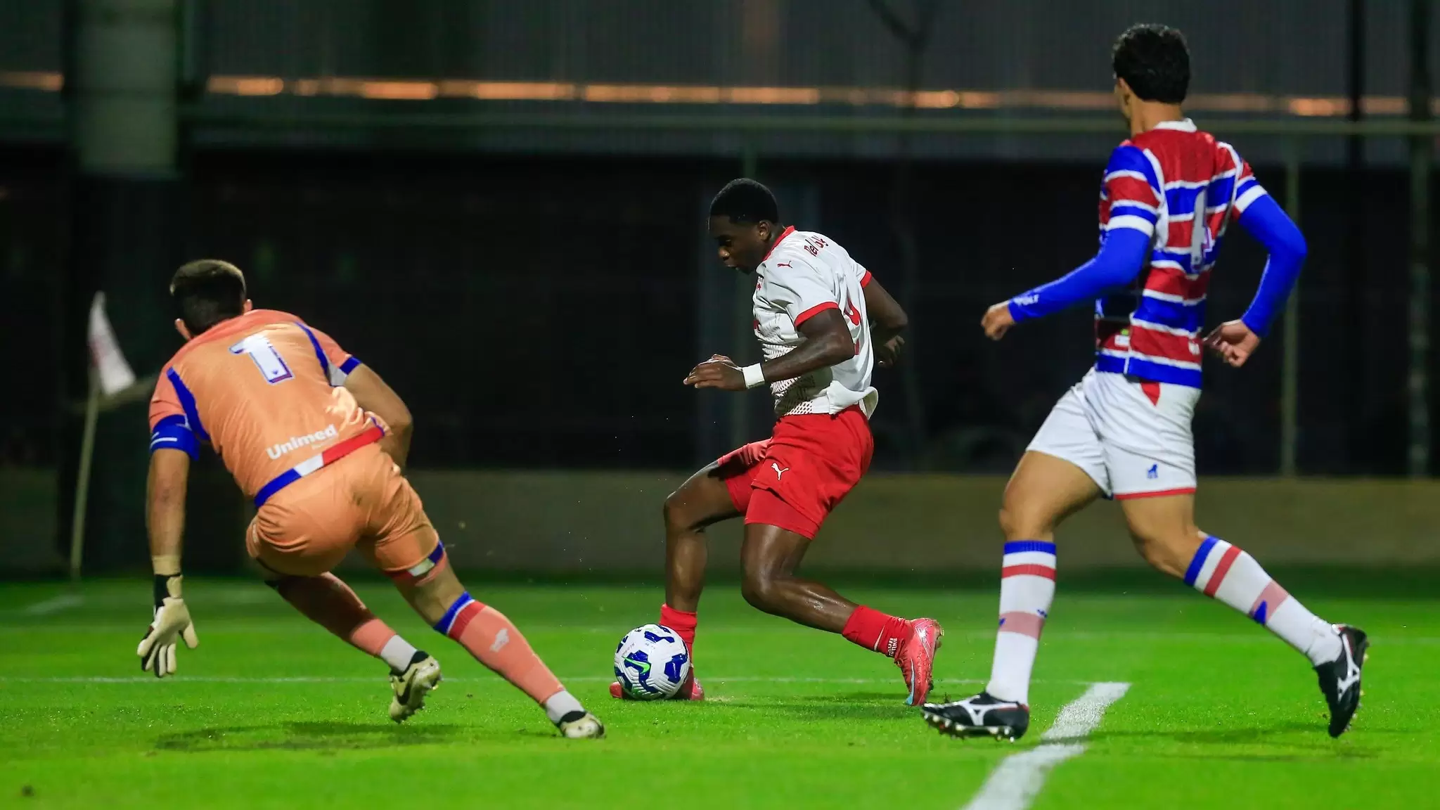 Jogadores disputam a bola no jogo Red Bull Bragantino 3 x 2 Fortaleza, pelas quartas de final do Brasileirão Sub-20 2025. Foto: Fernando Roberto/Red 