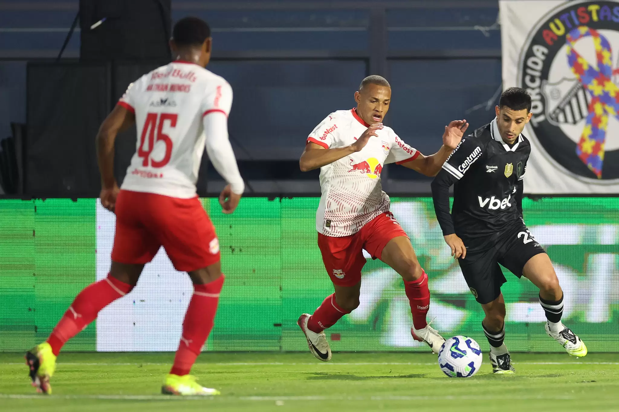 Jogadores disputam a bola em Red Bull Bragantino 0 x 1 Botafogo, pelas oitavas de final (volta) da Copa do Brasil 2025. Foto: Vitor Silva/Botafogo