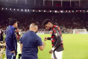 Emerson Royal foi vaiado pela torcida do Flamengo