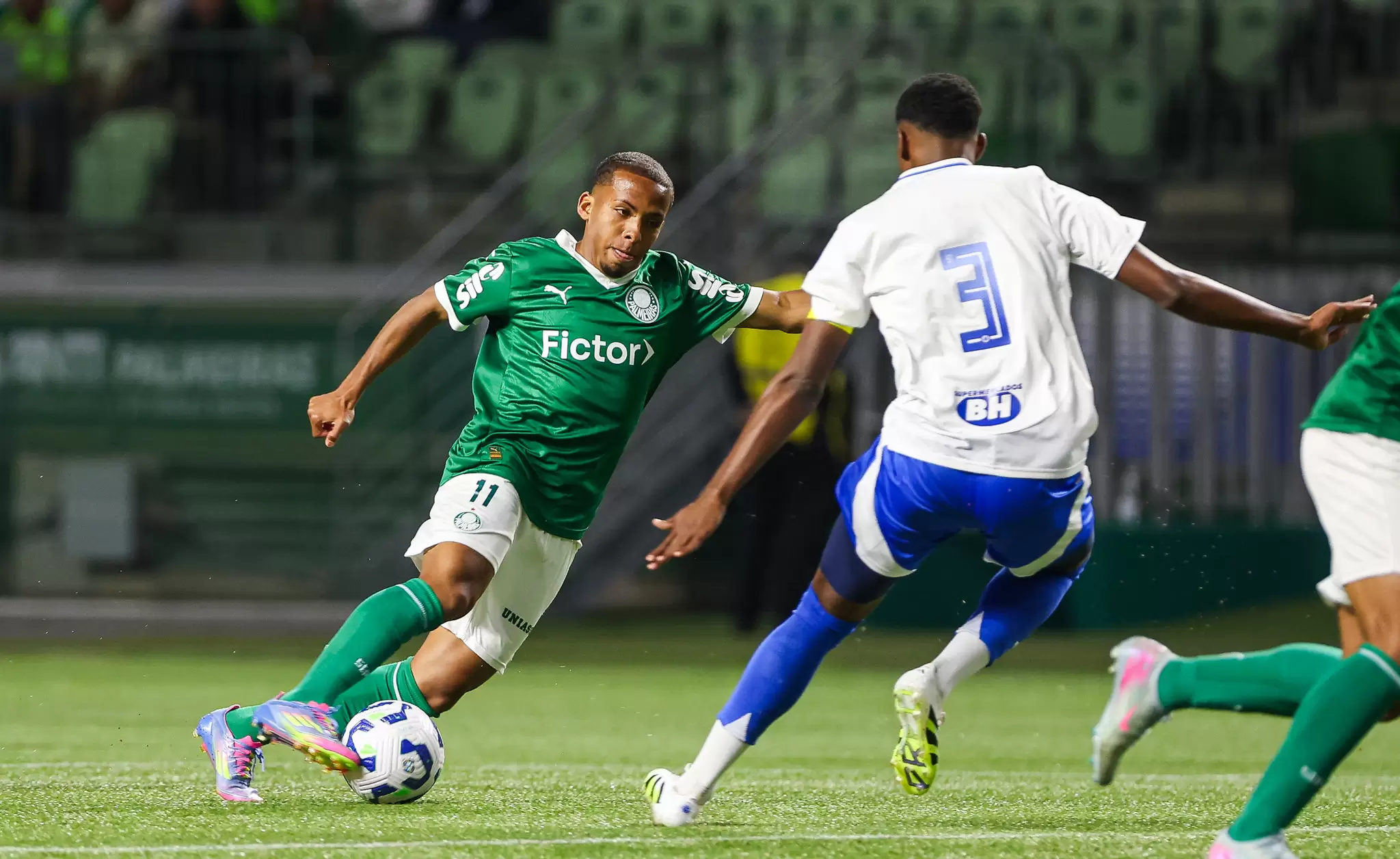 Jogadores disputam a bola em Palmeiras 2 x 1 Cruzeiro, pela semifinal do Brasileirão Sub-20 2025. Foto: Fabio Menotti/Palmeiras
