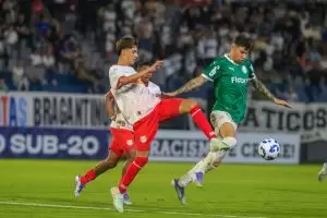 Jogadores disputam a bola no jogo Red Bull Bragantino 1 x 1 Palmeiras, pela final (ida) do Brasileirão Sub-20 2025. Foto: Fernando Roberto/Red Bull B