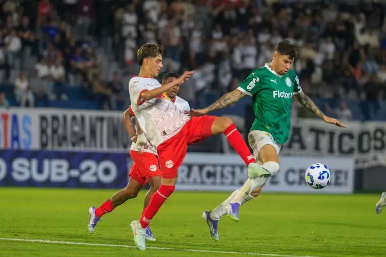 Jogadores disputam a bola no jogo Red Bull Bragantino 1 x 1 Palmeiras, pela final (ida) do Brasileirão Sub-20 2025. Foto: Fernando Roberto/Red Bull B