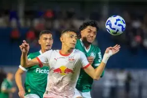 Jogadores disputam a bola em RB Bragantino 1 x 1 Palmeiras, pela final (ida) do Brasileiro Sub-20 2025. Foto: Fernando Roberto/Red Bull Bragantino