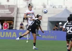 Jogadoras disputam a bola em São Paulo 0 x 2 Corinthians, pela semifinal (ida) do Brasileirão Feminino 2025. Foto: Rubens Chiri/Saopaulofc.net