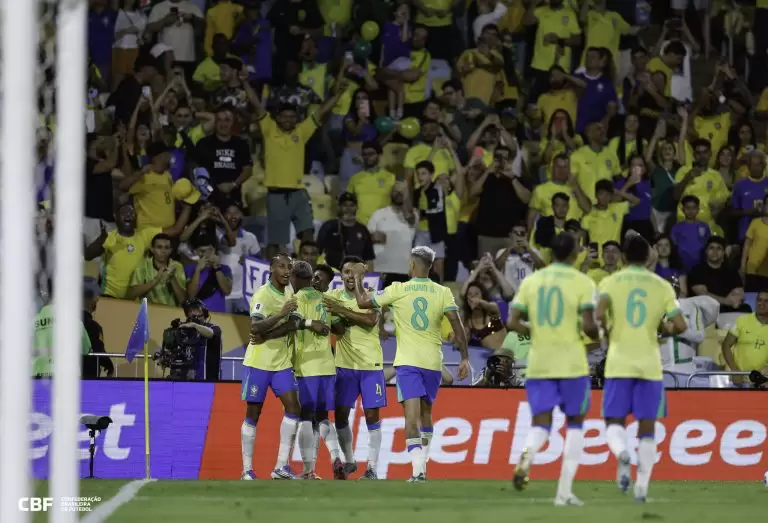 Jogadores do Brasil comemoram gol no jogo Brasil 3 x 0 Chile, pela 17ª rodada das Eliminatórias Sul-americanas, em 2025. Foto: @rafaelribeirorio/CBF