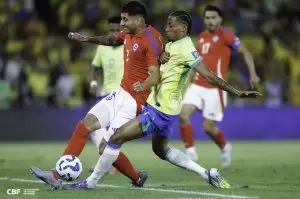 Jogadores disputam a bola no jogo Brasil 3 x 0 Chile, pela 17ª rodada das Eliminatórias Sul-americanas, em 2025. Foto: @rafaelribeirorio/CBF