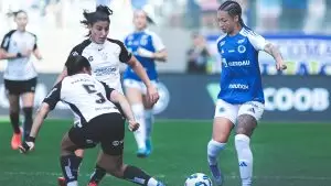 Jogadoras disputam a bola em Cruzeiro 2 x 2 Corinthians, pela final (ida) do Brasileirão Feminino 2025. Foto: Gustavo Martins/Cruzeiro