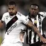 Jogadores disputam a bola no jogo Botafogo 1 x 1 Vasco, pelas quartas (volta) da Copa do Brasil 2025. Foto: Matheus Lima/Vasco