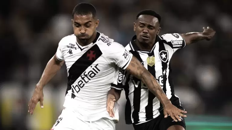 Jogadores disputam a bola no jogo Botafogo 1 x 1 Vasco, pelas quartas (volta) da Copa do Brasil 2025. Foto: Matheus Lima/Vasco