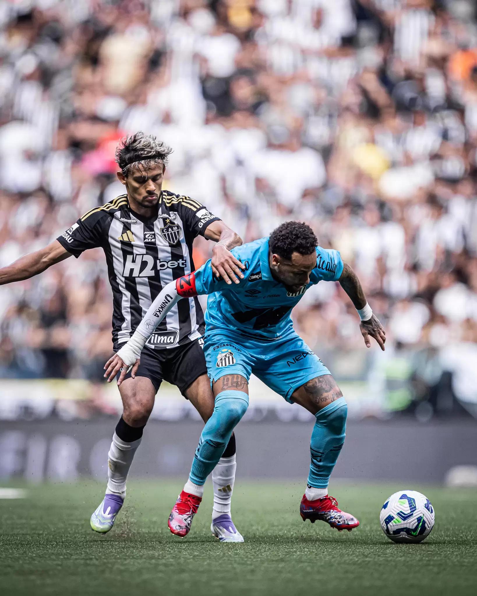 Neymar sofreu no gramado sintético de Atlético-MG x Santos