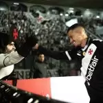 Philippe Coutinho, jogador do Vasco, comemora gol com o Almirante, mascote do Gigante da Colina. Foto: Matheus Lima/Vasco
