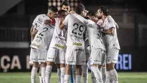 Time do Santos antes do jogo contra o São Paulo, na Série A do Brasileirão 2025. Vila Belmiro. Foto: Raul Baretta/Santos FC