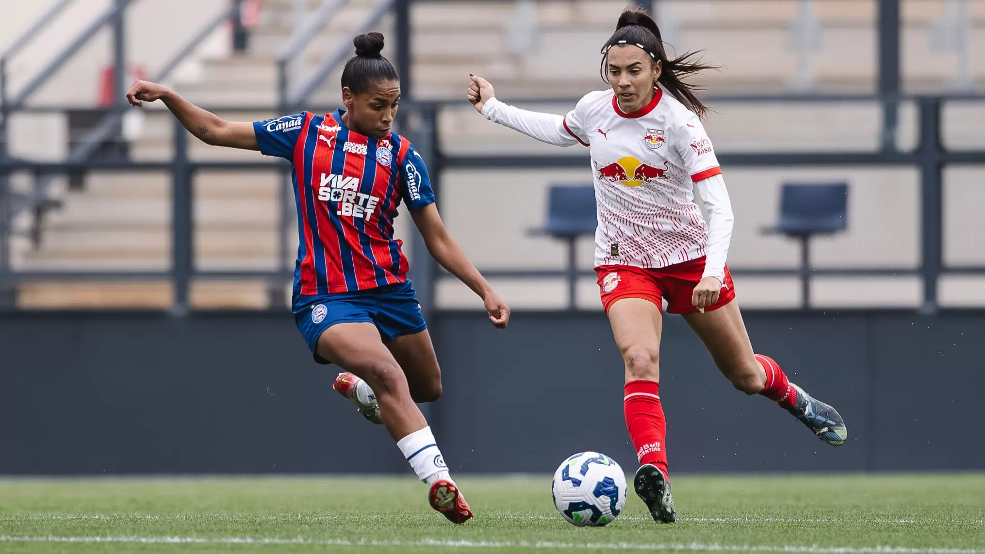 Jogadoras disputam a bola em Red Bull Bragantino 1 x 1 Bahia, pelas quartas de final da Copa do Brasil Feminina 2025. Foto: Letícia Martins/EC Bahia