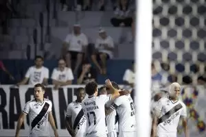 Time do Vasco comemora gol sobre o Red Bull Bragantino no Brasileirão 2025. Foto: Reprodução/CRVG