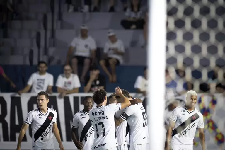 Time do Vasco comemora gol sobre o Red Bull Bragantino no Brasileirão 2025. Foto: Reprodução/CRVG