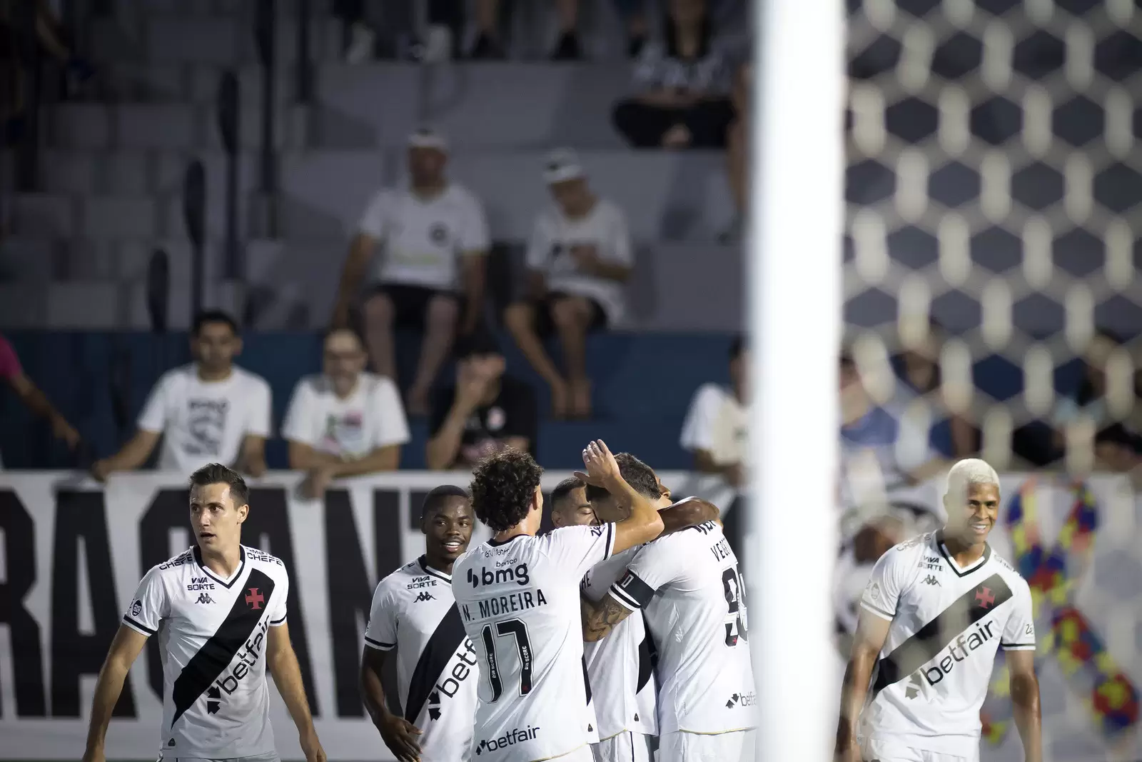 Time do Vasco comemora gol sobre o Red Bull Bragantino no Brasileirão 2025. Foto: Reprodução/CRVG