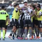 Jogadores comemoram gol de Joaquín Correa em Botafogo x Santos, na 30ª rodada do Brasileirão