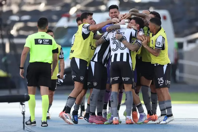 Jogadores comemoram gol de Joaquín Correa em Botafogo x Santos, na 30ª rodada do Brasileirão