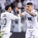 Adonis Frías e Neymar, do Santos, comemoram gol no Brasileirão 2025. Foto: Raul Baretta/ Santos FC
