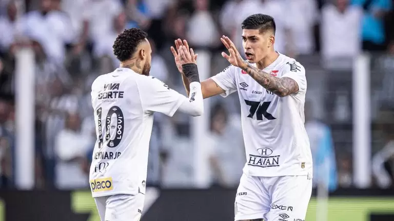 Adonis Frías e Neymar, do Santos, comemoram gol no Brasileirão 2025. Foto: Raul Baretta/ Santos FC