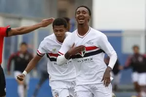 Jogadores do São Paulo comemroram gol diante do Atlético-MG na semifinal da Copa do Brasil Sub-20