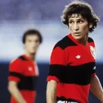Zico em campo pelo Flamengo nos anos 80