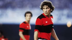 Zico em campo pelo Flamengo nos anos 80