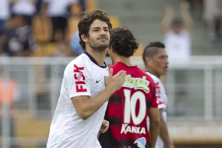 Nesta terça, Alexandre Pato volta a Itaquera após quase jogar pelo Corinthians em 2016