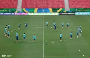 Jogadores da Seleção Brasileira treinam no gramado