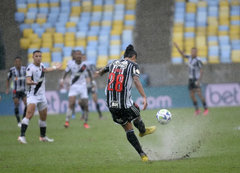 Castigado: gramado do Maracanã apresenta os efeitos de receber três jogos em uma semana, além das fortes chuvas no Rio