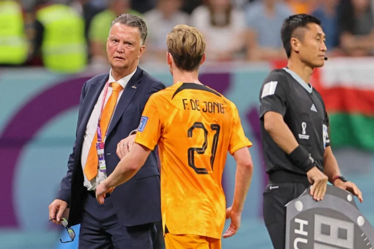 Técnico da Holanda, Van Gaal fala sobre confronto com os Estados Unidos e adota cautela: “É tipicamente norte-americano evoluir com rapidez”