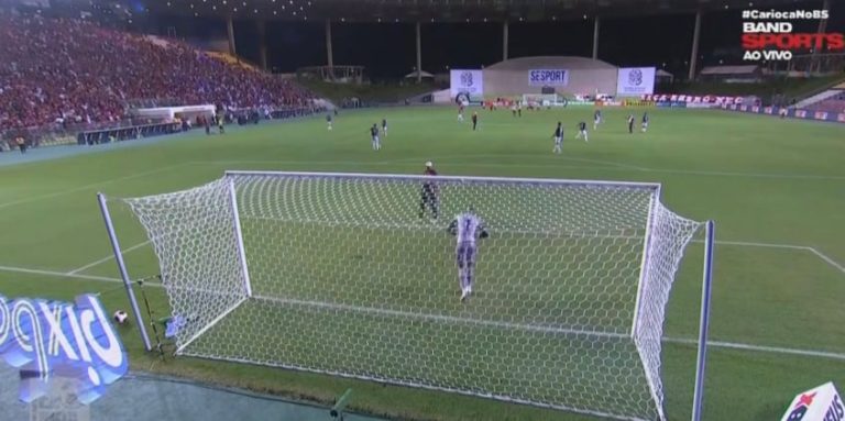 Partida entre Flamengo e Madureira sofreu atraso por falta de ambulância com medicamentos na validade. Foto: Reprodução/BandSports