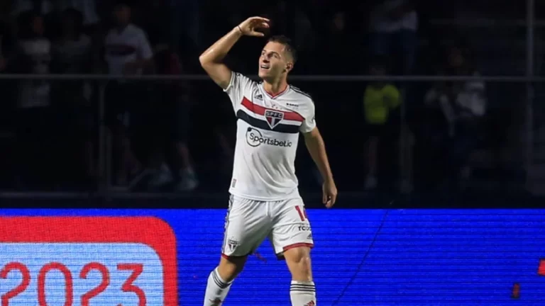 São Paulo joga melhor, vence Santos, quebra tabu, vê rival ter 2 expulsos e se afundar no Paulistão 2023