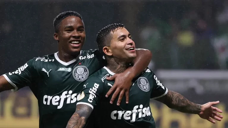 Endrick e Dudu em comemoração durante jogo do Palmeiras. Foto: Cesar Greco/Palmeiras