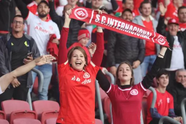 Torcedoras do Colorado em comemoração no Beira-Rio (Ricardo Duarte/Internacional)