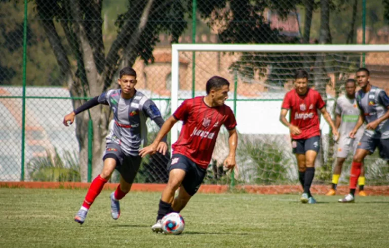 Jogadores do Jabaquara e Paulista FC se envolvem em briga generalizada durante jogo-treino. Foto: Foto: Edivaldo Santos/Paulista FC