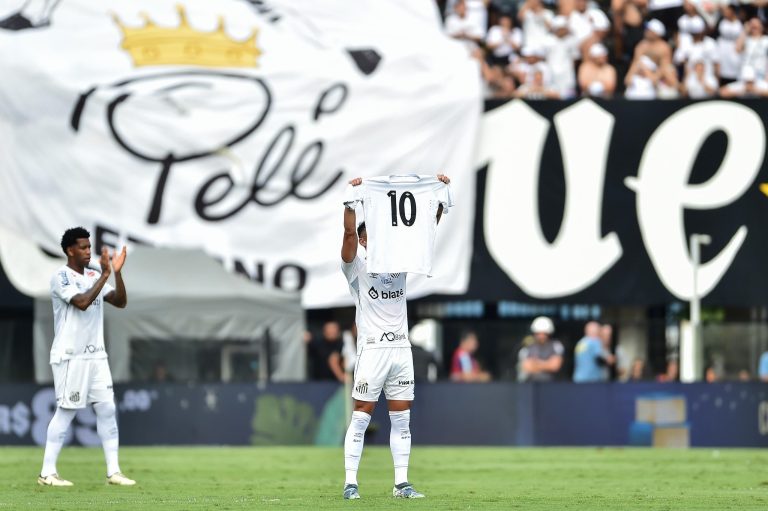 Santos oficializa camisa 10 de Pelé