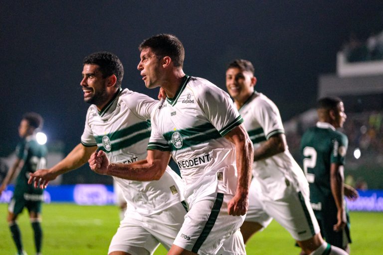 Zé Roberto e Kuscevic, do Coritiba, na vitória por 2 a 1 sobre o Goiás, na 13ª rodada do Brasileirão 2023. Foto: Gabriel Thá/Coritiba