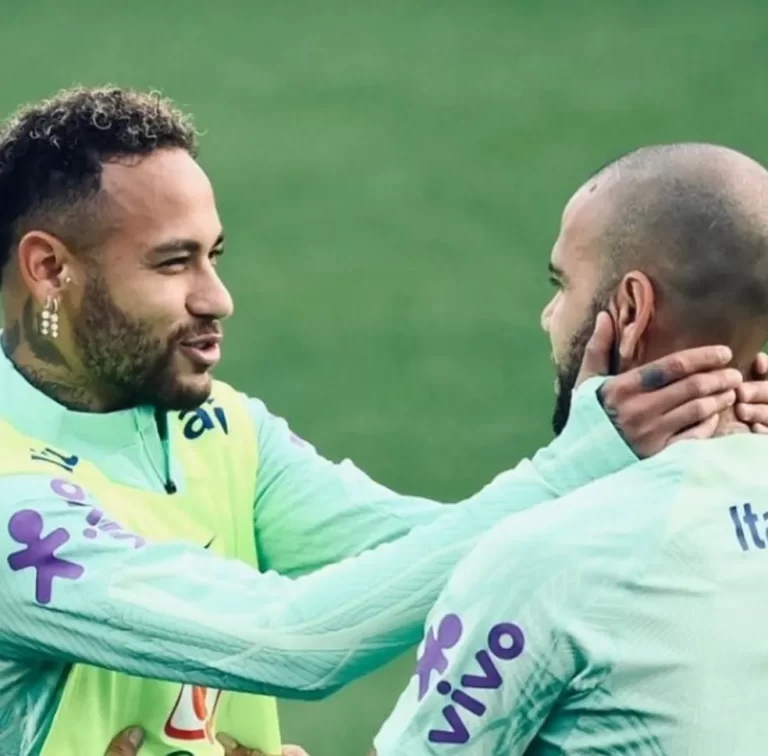 Dani Alves critica postura de Mbappé: "São maiores que ele"