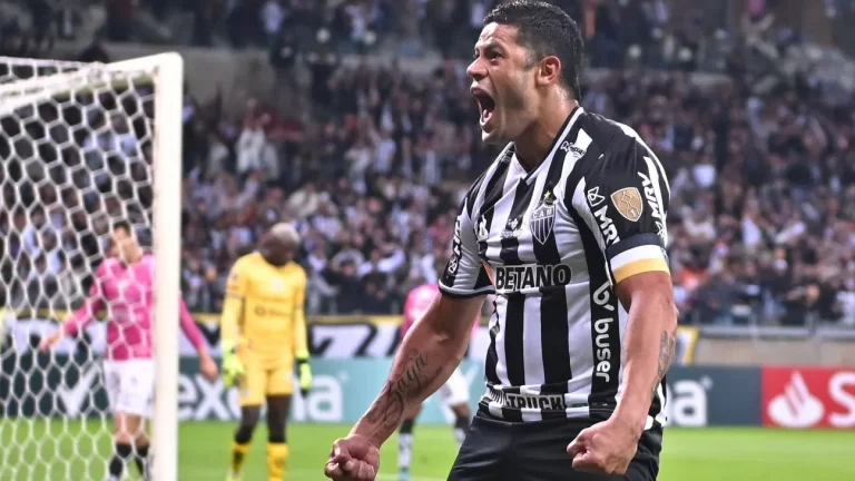 Hulk em campo em atlético-mg x indenpendiente del valle