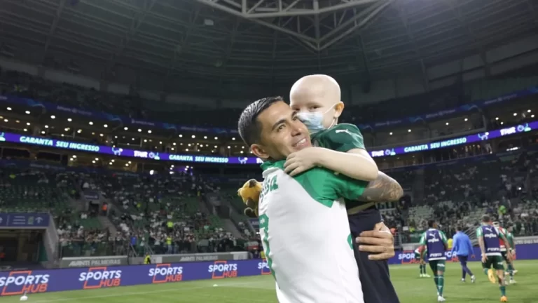 Teodoro, torcedor de 4 anos, e Dudu, atacante do Palmeiras. Foto: Arquivo pessoal