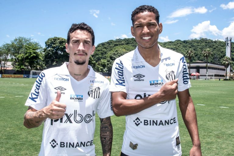 Dodi e João Lucas na apresentação no Santos